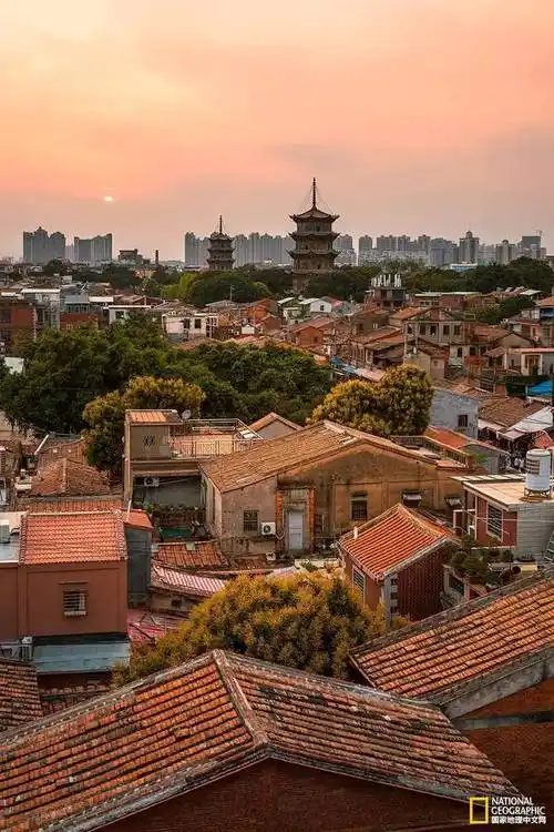 夕阳下,建造于宋代的开元寺双塔是泉州古城的标志性建筑