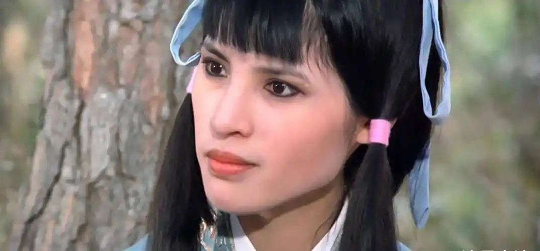 林珍奇本就浓眉大眼,还画着黑黑的上下眼线,再加上厚厚的嘴唇老是爱憋