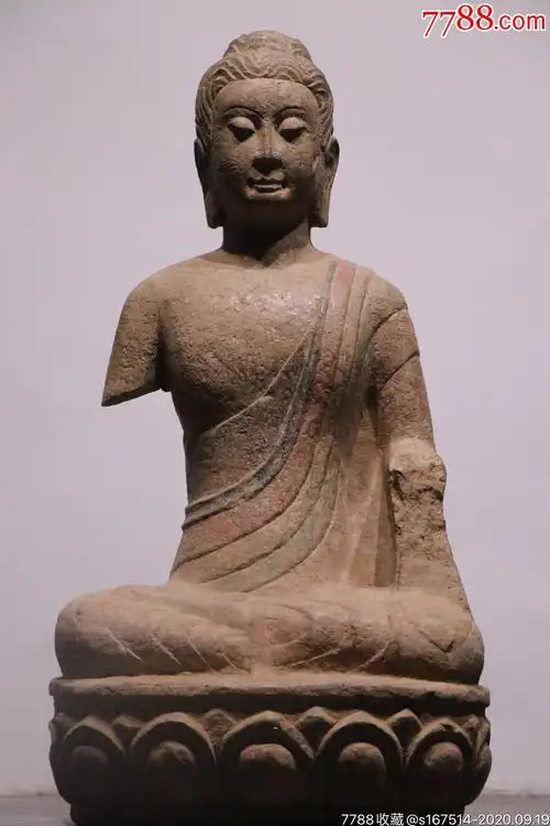 青石开脸饱满着袒右式佛衣全跏趺