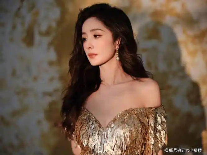 深v鎏金裙,事业线杨幂不论颜值还是身材都无可挑剔!