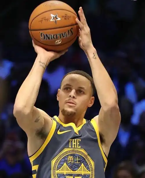 库里三分球13中4揽27分布伦森34分尼克斯力擒勇士斩获4连胜