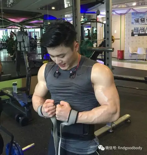 男生刀刻般的腹肌,让人看了就想要!