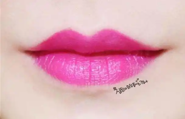 玫瑰色如出一辙,这款颜色的饱和度非常好,而且能让嘴唇看齐磊非常饱满
