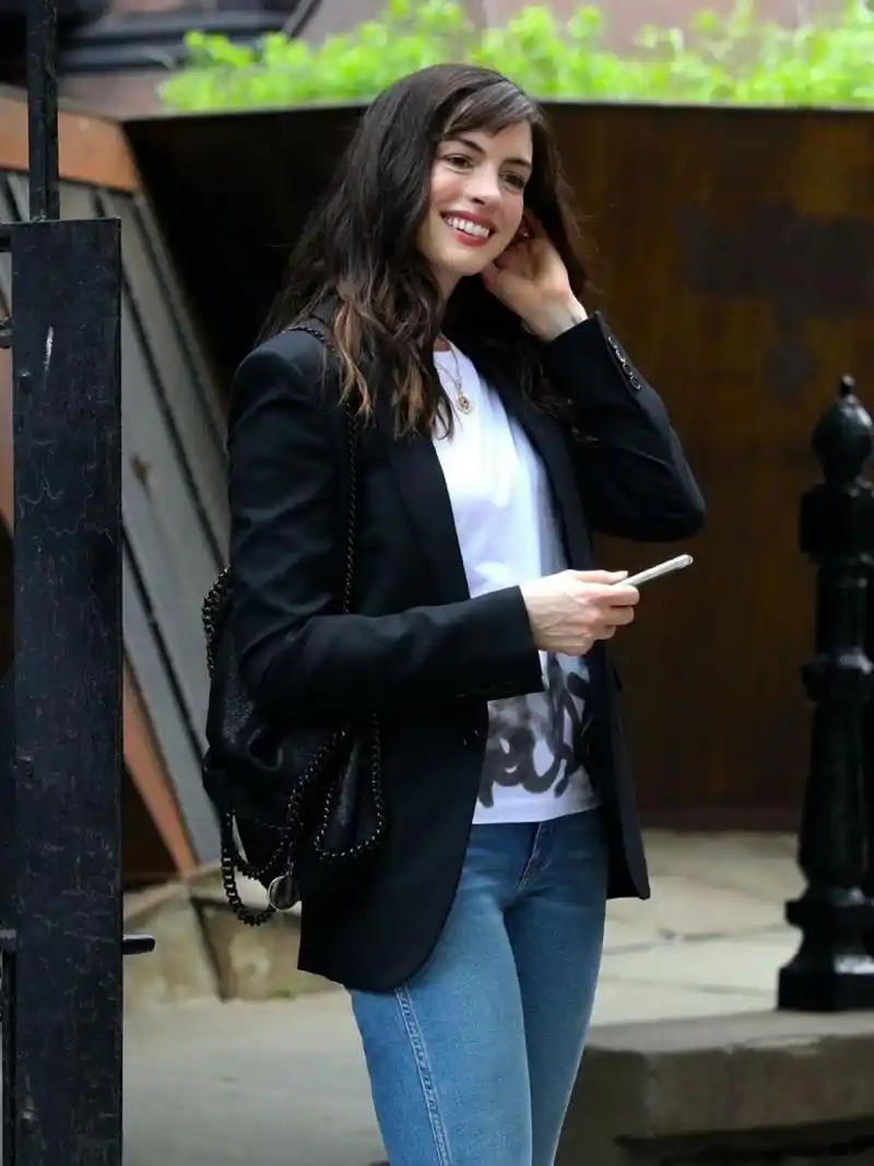 安妮海瑟薇最新街拍,女神状态好好啊  安妮·海瑟薇是我心目中的女神