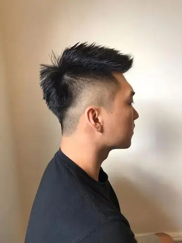 头发长度可依额头及头型比例调整,喜欢变换造型的你也很适合这个发型