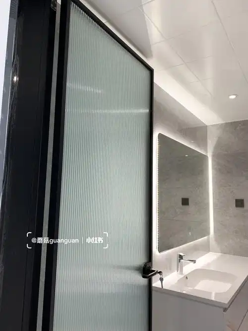 透光不透隐 做卫生间门简直完美 门框的膜还没有撕长虹玻璃卫生间门