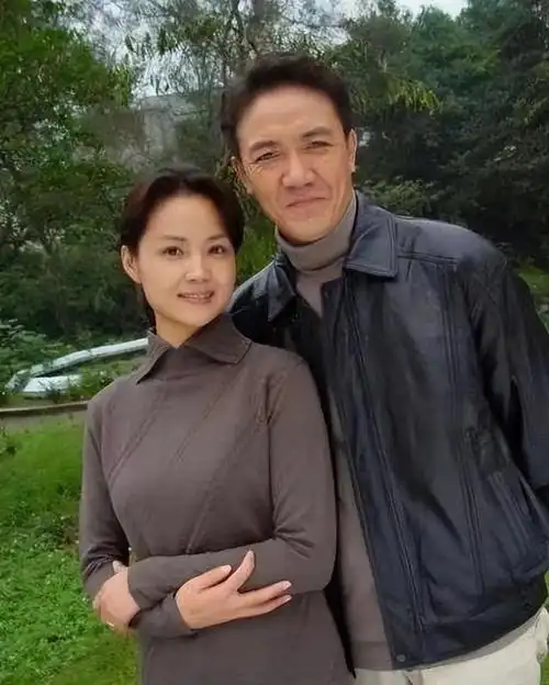 李幼斌三婚老婆气质真好,穿黑色反而显年轻,夫妻俩站一起像父女