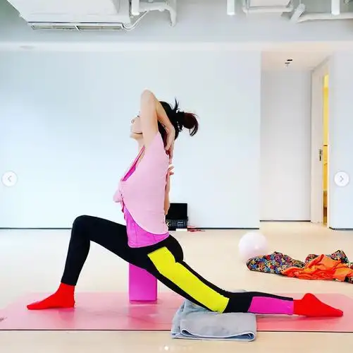 张柏芝新年健身超自律做瑜伽纤瘦身材抢镜