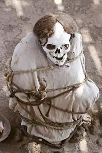 用织物包裹的古代木乃伊照片