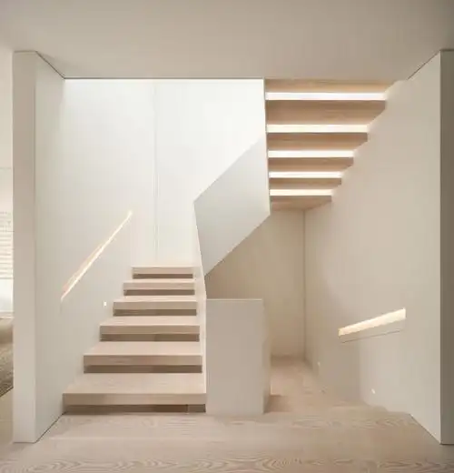 在整个三层高的居住空间中形成串联折纸形状的楼梯造型简洁最大化利用