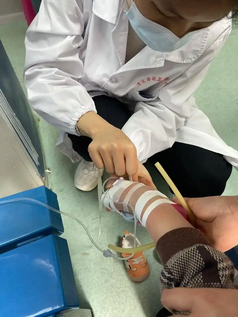 宝宝第一次打针 一针扎进你脚上,也瞬间扎进我的心里,你哭的 - 抖音