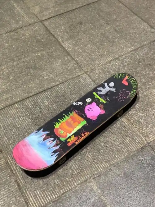 的是拼拼凑凑的图案涂鸦的过程好治愈#滑板涂鸦  #笔记灵感  #diy滑板