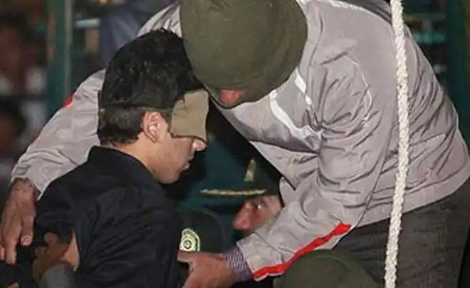 2011年9月21日,伊朗的卡拉杰市举行了一场备受争议的公开绞刑.