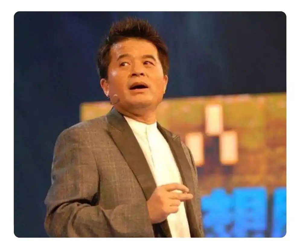 毕福剑酒桌上又喝醉,熊抱草帽姐已成年的女儿,网友态度不一