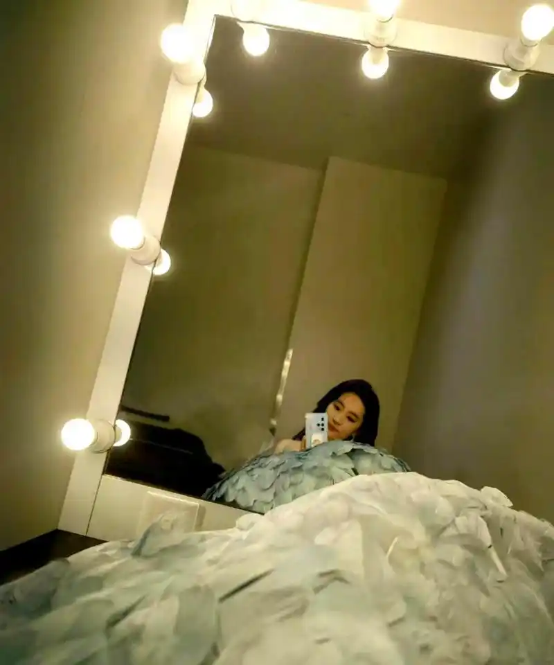 刘亦菲女士在对着镜子拍照时似乎取得了一些成功.