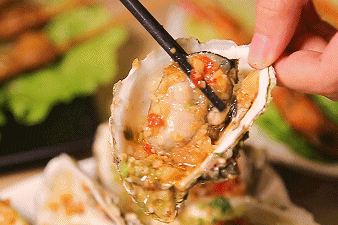 肥美多汁的生蚝非常鲜甜!每一颗夹起来都有满满汁水!