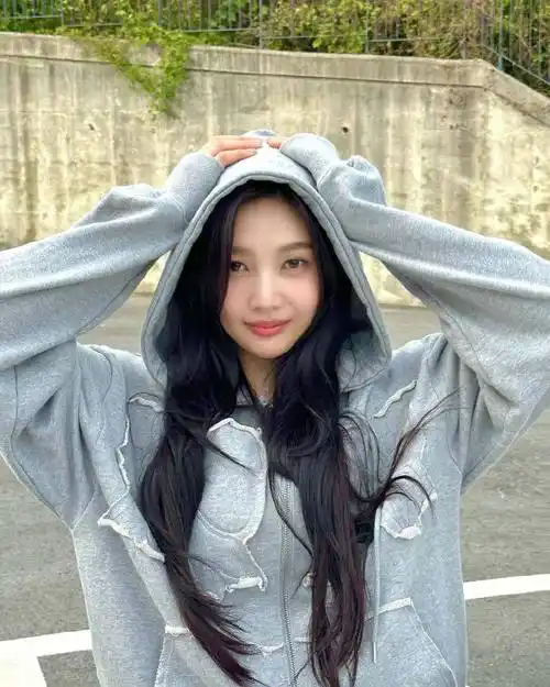 朴秀荣超话98#朴秀荣元气维c#231011 ins【93正规3辑mv咔嚓结束