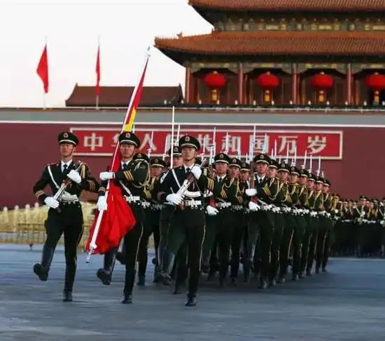 国旗护卫队着新式礼宾服,佩新式礼宾枪.