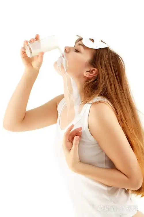 十几岁的女孩喝牛奶与猫面具