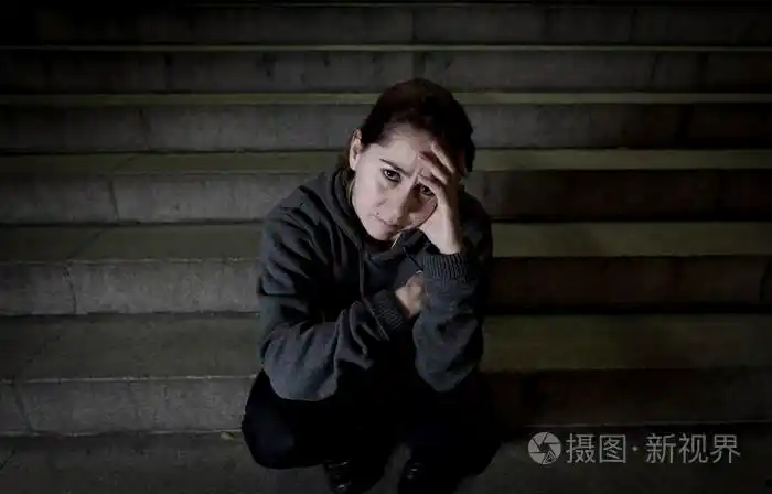 伤感的女子独自在街头地铁楼梯患抑郁症看看生病和无助
