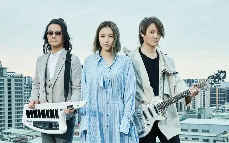 飞儿乐团新主唱lydia(韩睿)的现场《爱上属于你的天空》 《自由之歌》