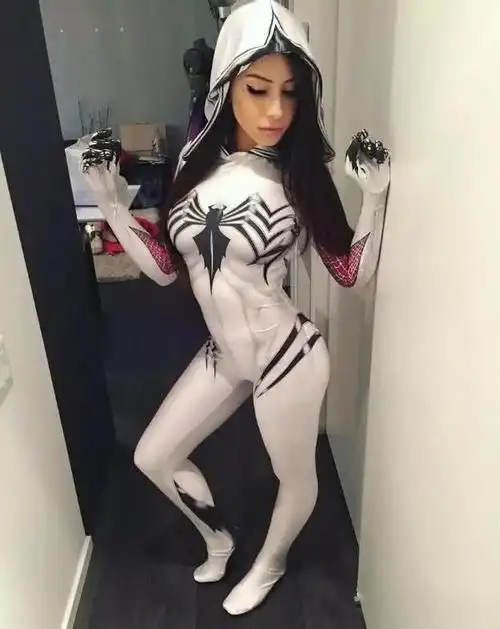 美女cos毒液一袭白衣别出心裁,网友:面具后的脸才是重点