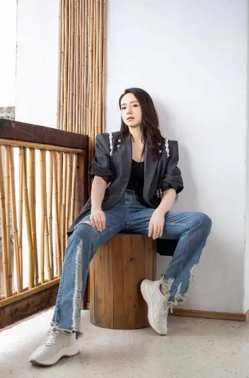 董璇看起来还是很年轻,穿大衣简约又显气质,美得不像"阿姨辈"|减龄