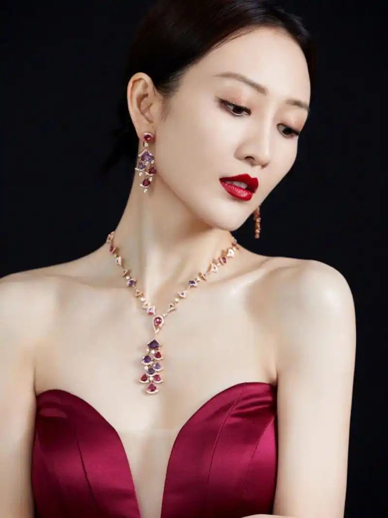 王鸥一袭红色抹胸礼服裙,貌美肤白显气质