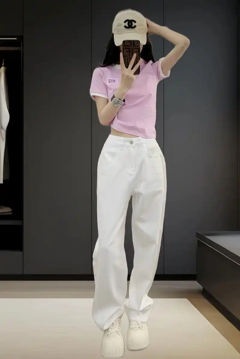 姐妹们~安利这款修饰腿型的直筒白色牛仔裤 拼色短袖t~甜辣炸 - 抖音