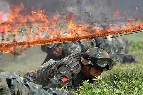 砺剑太行山:山西武警极限训练锤炼官兵战斗意志