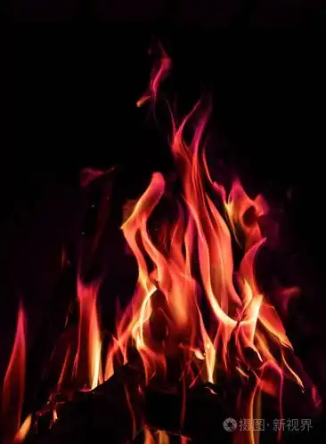 红色和橙色火在黑色背景上的火焰