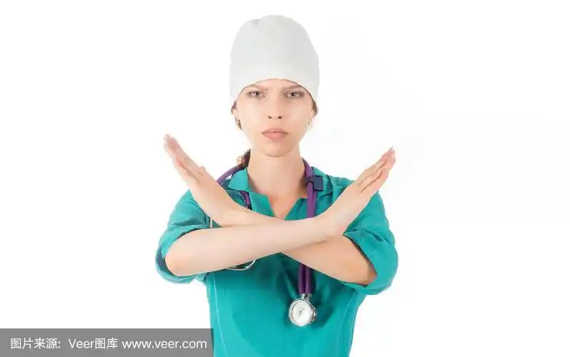 冷静的专业女诊所医生双手手掌交叉做出拒绝手势,阻止人们滥用医疗