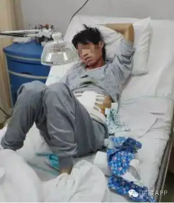 小伙被捅肠子外露被赶出医院医院很委屈