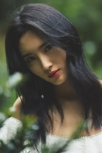 5 王紫璇身着白蕾丝短裙  花开时刻感受夏日香气