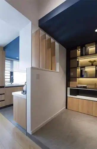 厨房是开放式的设计,与过道之间以矮墙 木栏栅隔断,让窗户的采光可以