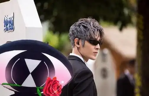 据了解到,在全员加速中第二季中出现的灰白头发的猎人是居来提·库提