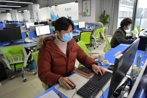 错峰上班的员工在办公区工作(3月2日摄)