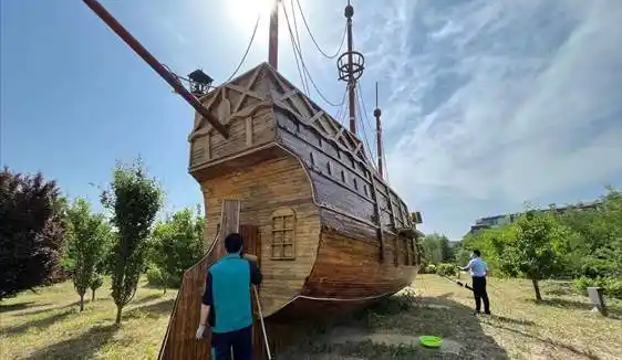 5月半岛蓝湾物业为"大木船"上漆做养护当时大木船破损严重,没有原来的