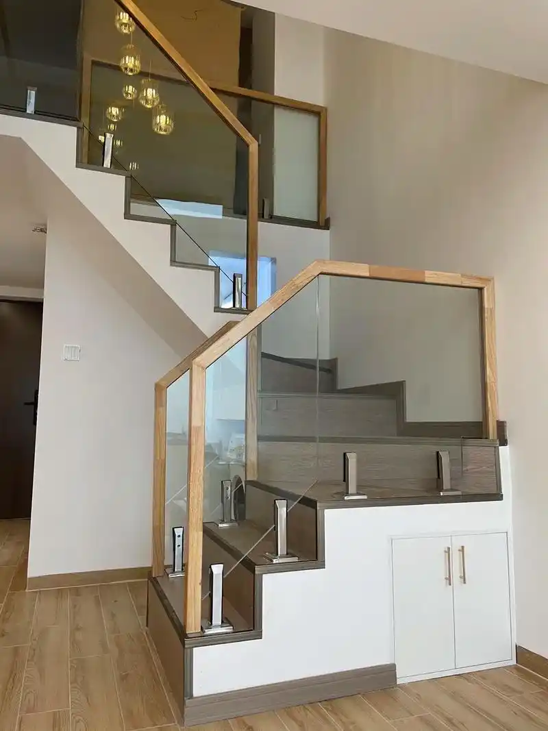 玻璃扶手 #楼梯玻璃扶手效果图 #loft复式 #同城装修 - 抖音