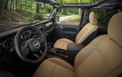 值得一提的是,新款牧马人还推出了willys复古版车型,该车除了向"越野