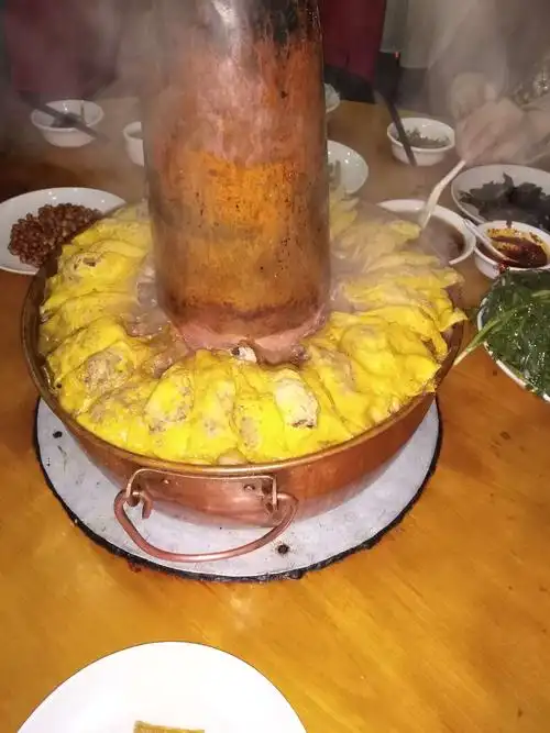 晚上我们乘车返回蒙自驻地后,组委会为大家准备好了晚饭一一炊锅,看着