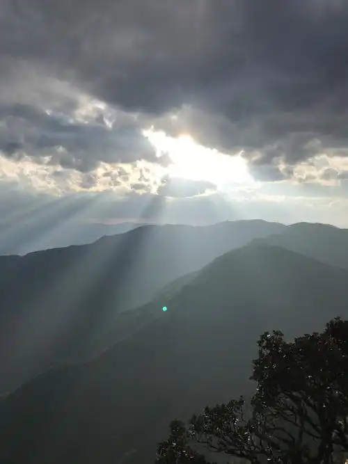 大理鸡足山上的佛光普照山林