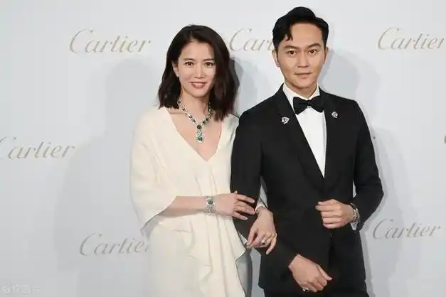 但是,袁咏仪的人生却始终有个绕不过去的污点.这个污点就是罗兆辉.