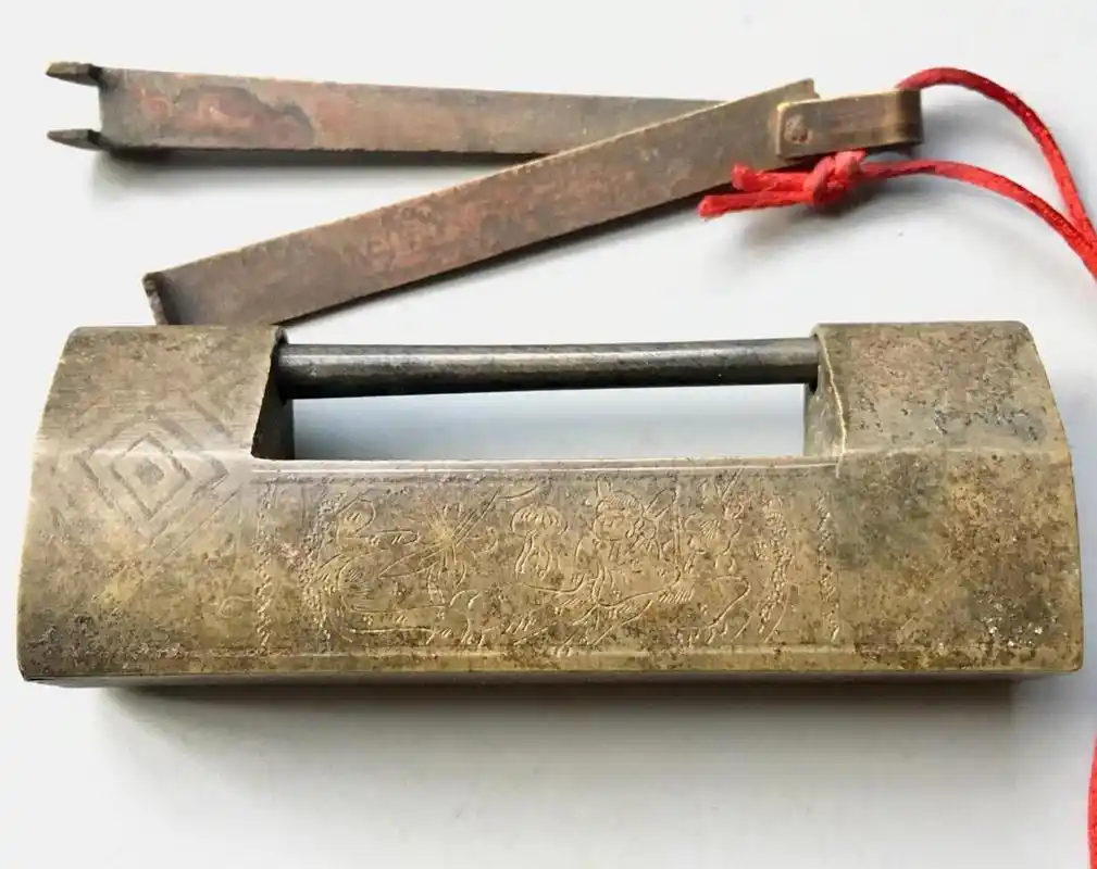 古老的簧片结构锁,据说是汉代的发明,明清时期达到鼎盛.