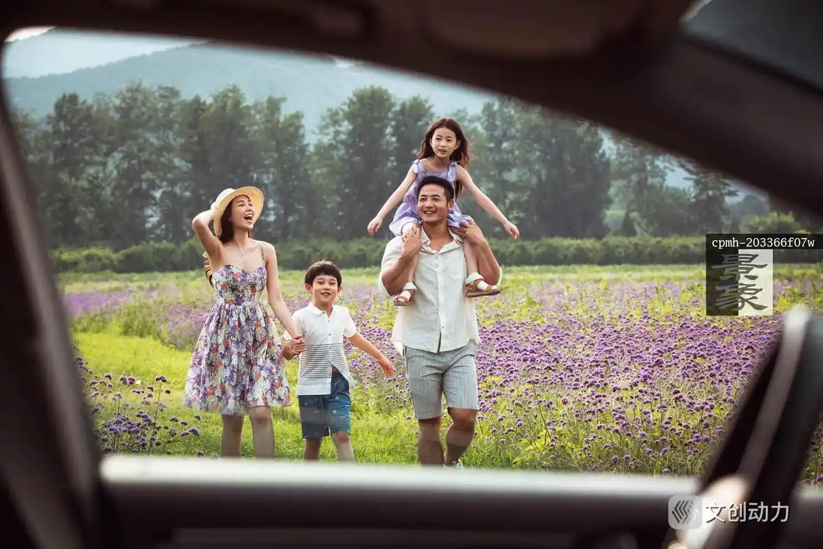 在户外快乐玩耍的一家四口