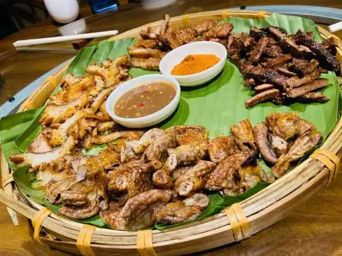 纳禾春(版纳傣味云投店)-"「烤五花肉」烤五花肉和水蕨菜,这两个菜傣.