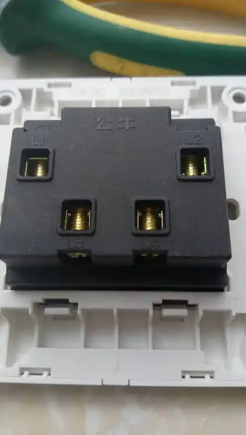 公牛一开多控四个端口接线图