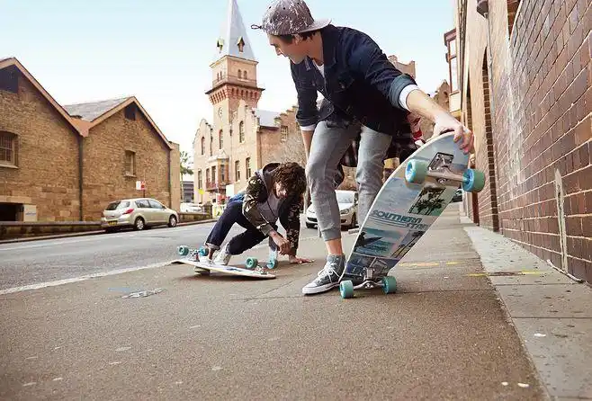 街头风欧美男模特背景图滑板