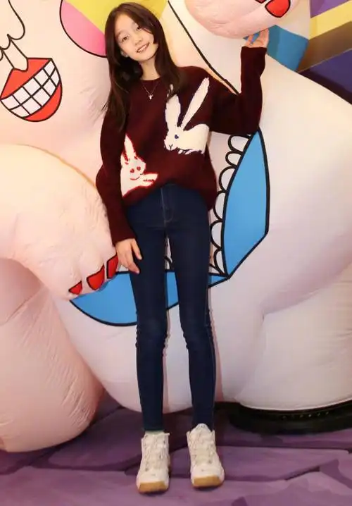 原创 赵薇"女儿"才12岁,能把无痕裤穿成校服裤,这腿是有多细?