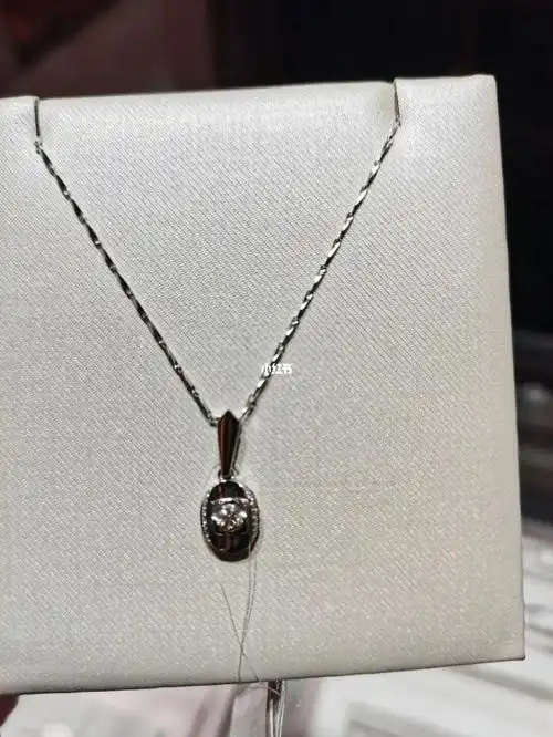 今日分享几款老凤祥18k金钻石项链时尚百搭款日常好搭配衣服实物佩戴